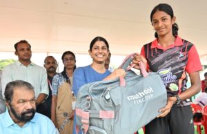 യുവകായികതാരം അഭിയക്ക് സഹായ ഹസ്തവുമായി മുത്തൂറ്റ് പാപ്പച്ചന് ഗ്രൂപ്പ്; സ്പോര്ട്സ് കിറ്റും സ്കോളര്ഷിപ്പും കൈമാറി