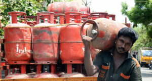 ഇറാൻ യുദ്ധത്തിന്റെ ആഘാതം ഇന്ത്യയുടെ അടുക്കളയിലേക്ക്; എൽപിജി ക്ഷാമ ഭീഷണി, പമ്പുകളിൽ പാനിക് ക്യൂ
