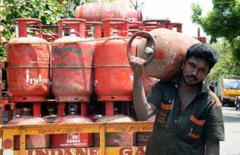 ഇറാൻ യുദ്ധത്തിന്റെ ആഘാതം ഇന്ത്യയുടെ അടുക്കളയിലേക്ക്; എൽപിജി ക്ഷാമ ഭീഷണി, പമ്പുകളിൽ പാനിക് ക്യൂ