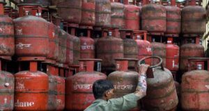 എൽപിജി പ്രതിസന്ധിക്ക് പരിഹാരം:തൊഴിലാളികൾക്കുള്ള അഞ്ച് കിലോ സിലിണ്ടർ വിതരണം ഇരട്ടിയാക്കി കേന്ദ്രം