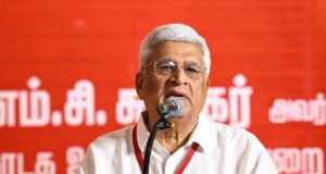 മുഖ്യമന്ത്രിയുടെ ചിത്രം ബോർഡുകളിൽ വെക്കുന്നത് വ്യക്തിപൂജയല്ല; കേന്ദ്രത്തിനെതിരെയും പ്രകാശ് കാരാട്ട്