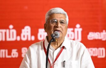 മുഖ്യമന്ത്രിയുടെ ചിത്രം ബോർഡുകളിൽ വെക്കുന്നത് വ്യക്തിപൂജയല്ല; കേന്ദ്രത്തിനെതിരെയും പ്രകാശ് കാരാട്ട്