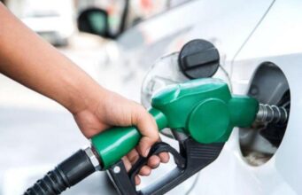 ഇന്ധനവില കുതിച്ചുയരുമെന്ന വാർത്തകൾ വ്യാജം: വ്യക്തതയുമായി കേന്ദ്രസർക്കാർ; ജനങ്ങൾ പരിഭ്രാന്തരാകേണ്ടതില്ല